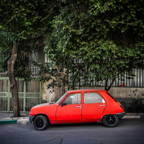 تهران - خیابان کاج - سال ۱۳۹۳
رنو ۵ یکی از مدل‌های محبوب رنو است که در ایران محبوبیت زیادی داشت. این ماشین در سال‌های ۱۹۷۲ تا ۱۹۹۶ تولید می‌شد.