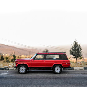 تهران - بام تهران - سال ۱۳۹۲ - جیپ واگنیر (Jeep Wagoneer) ساخت آمریکا، که در ایران آن را به جیپ آهو بیابان شناخته می‌شود، اولین اتومبیل شاسی بلند لوکس جهان محسوب می‌شود، تعداد زیادی از این خودرو طی سالهای ۱۹۶۳الی ۱۹۹۱ ساخته و فروخته شد.