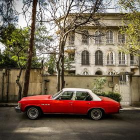 تهران - خیابان جلفا - سال ۱۳۹۲
بیوک اسکای‌لارک(Buick Skylark ) ساخت آمریکا . این خودرو بین سال‌های 1976 تا 1987 میلادی در ایران توسط شرکت پارس خودرو عرضه میشد.