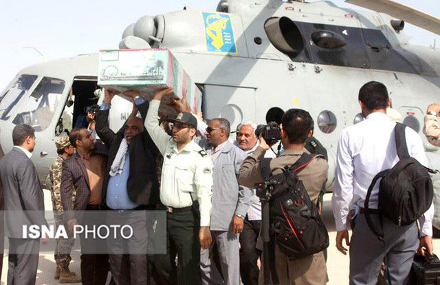 پیکرهای ۸ شهید گمنام برای تشییع و خاکسپاری وارد قشم شد