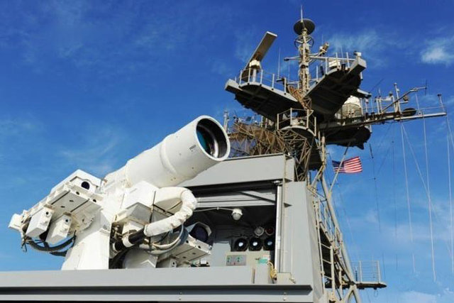 ویدئو / آزمایش سلاح لیزری آمریکا در خلیج فارس