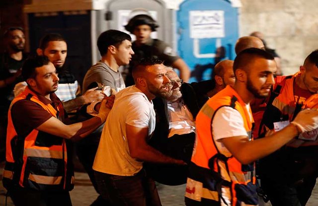 زخمی شدن ده‌ها فلسطینی از جمله خطیب مسجدالاقصی در باب‌الاسباط 