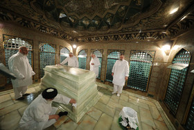 غبارروبی مضجع مطهر حضرت امام رضا (علیه‌السلام) با حضور مقام معظم رهبری