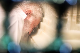 غبارروبی مضجع مطهر حضرت امام رضا (علیه‌السلام) با حضور مقام معظم رهبری