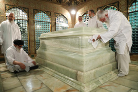 غبارروبی مضجع مطهر حضرت امام رضا (علیه‌السلام) با حضور مقام معظم رهبری