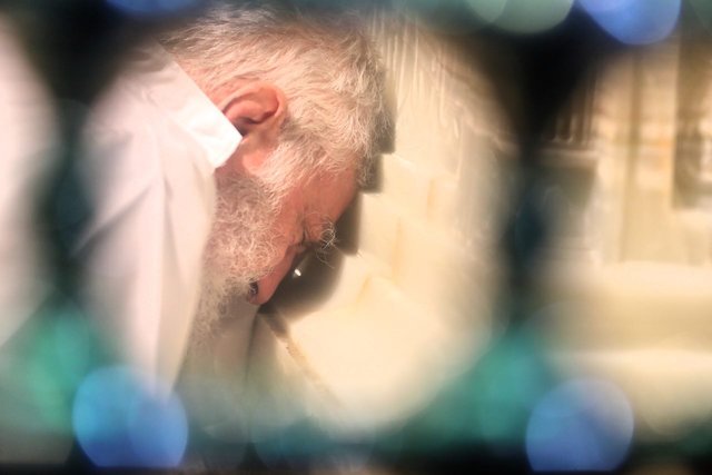 طی مراسمی و با حضور رهبر معظم انقلاب؛
مضجع شریف امام رضا (ع) غبار روبی شد
