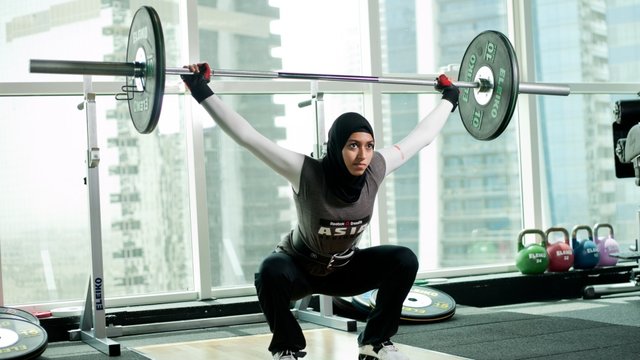 وزنه‌بردار محجبه امارات: وزنه‌ زدن با حجاب برایم رویا بود