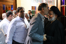 محمدرضا باهنر در مراسم ختم مادر علی اکبر محتشمی پور