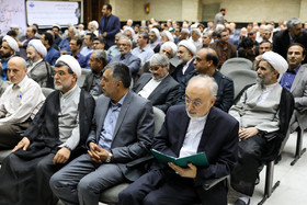 علی اکبر صالحی رییس سازمان انرژی اتمی در مراسم ختم مادر علی اکبر محتشمی پور