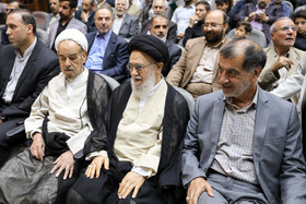 محمدرضا باهنر در مراسم ختم مادر علی اکبر محتشمی پور