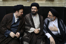 موسوی لاری - یاسر خمینی و سید حسن خمینی در مراسم ختم مادر علی اکبر محتشمی پور