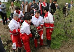 امدادرسانی نجات‌گران هلال‌احمر در پی سقوط دو کارگر به دره