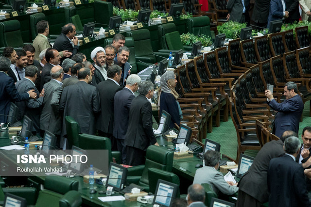 شوخی لاریجانی با قشقاوی بهدلیل عکاسی در تحلیف شوخی لاریجانی با قشقاوی بهدلیل عکاسی در تحلیف