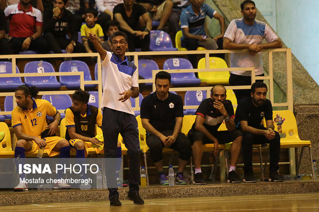 سرمربی فوتسال آذرخش: مقصران اصلی خود را پنهان کرده‌اند/ پروژه سقوط آذرخش را کلید زده‌اند