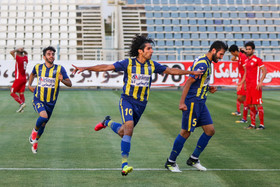 دیدار فوتبال بین تیم‌های گسترش فولاد و سپید رود رشت 