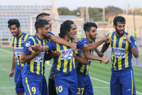 دیدار فوتبال بین تیم‌های گسترش فولاد و سپید رود رشت 