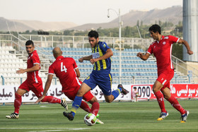 دیدار فوتبال بین تیم‌های گسترش فولاد و سپید رود رشت 