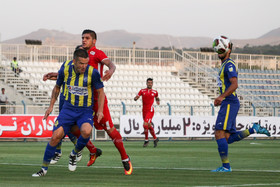 دیدار فوتبال بین تیم‌های گسترش فولاد و سپید رود رشت 