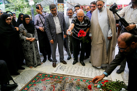 زیارت مزار شهید فرانسوی توسط پدر شهید پس از ۳۰ سال