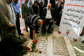 زیارت مزار شهید فرانسوی توسط پدر شهید پس از ۳۰ سال