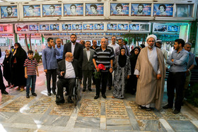 زیارت مزار شهید فرانسوی توسط پدر شهید پس از ۳۰ سال