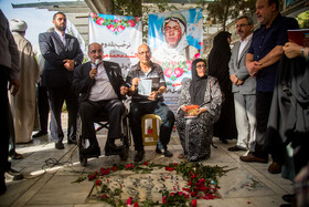 زیارت مزار شهید فرانسوی توسط پدر شهید پس از ۳۰ سال