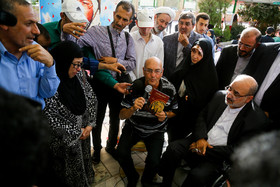 زیارت مزار شهید فرانسوی توسط پدر شهید پس از ۳۰ سال