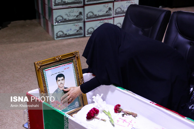 دیدار مادر شهید رونقی با فرزندش پس از ۲۹ سال