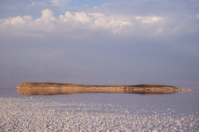 ایران زیباست؛‌ دریاچه ارومیه تقریبا دارای ۱۰۲جزیره و صخره سنگی کوچک و بزرگ است.