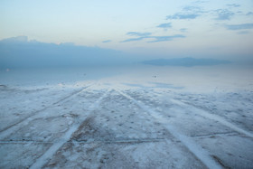 به علت سفید شدن بیش از حد آب و وجود رسوبات نمک که باعث ایجاد پدیده گلخانهای در دریاچه ارومیه میشود.