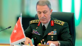 وزیر دفاع ترکیه: هدفمان یگان‌های مدافع خلق و داعش است نه برادران کرد سوری