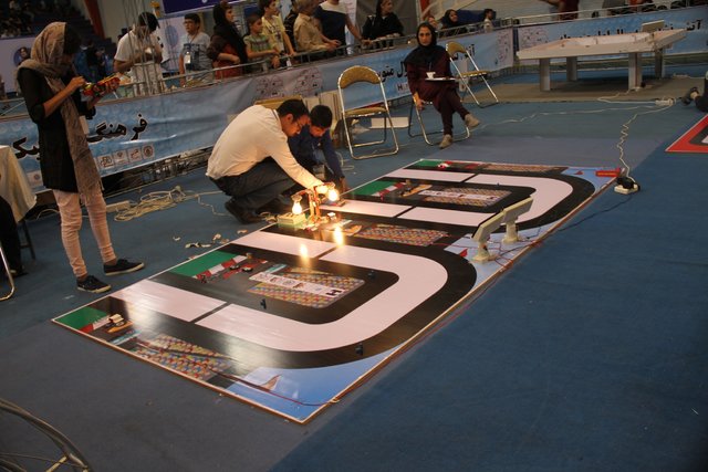 رقابت ۱۰۰۰ دانش‌آموز در مسابقات نادکاپ شریف