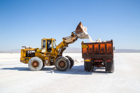 برداشت نمک از دریاچه «حوض سلطان» قم