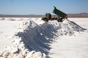 برداشت نمک از دریاچه «حوض سلطان» قم
