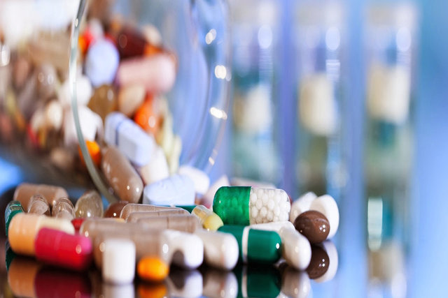 تامین دارو با دلار ۳۸۰۰ تومانی/خطری که صنعت داروسازی را تهدید می‌کند