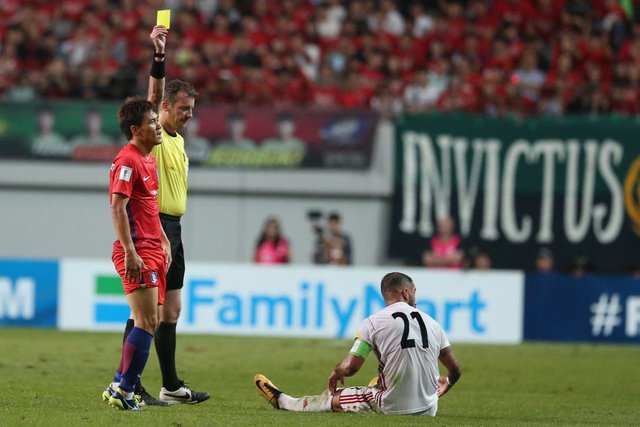 افشاریان: اخراج عزت‌اللهی درست بود/ بازیکن کره باید اخطار می‌گرفت