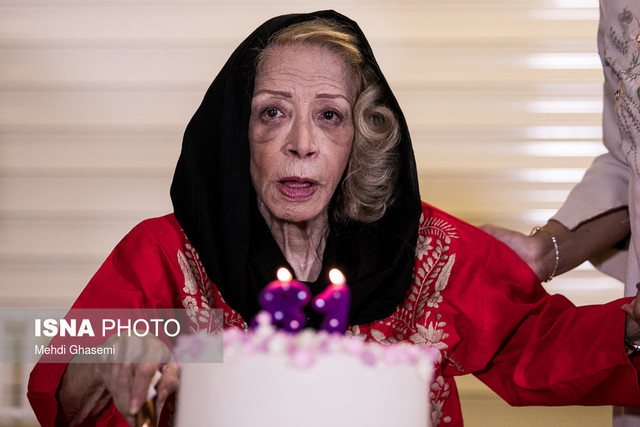 شمع هایی که به یاد ایران روشن می شوند