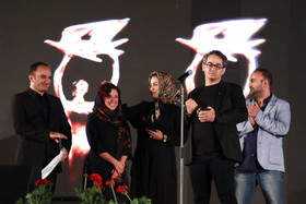 اهداي تندیس بهترین طراحی صحنه توسط مریلا زارعی و مهران احمدی به کیوان مقدم برای فیلم‌ فروشنده در نوزدهمین جشن سینمای ایران