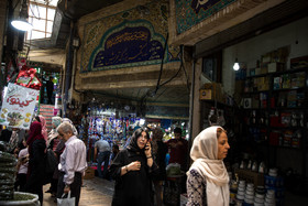 تکیه بزرگ تجریش در سال ۱۱۷۶ هجری شمسی تاسیس شد و در سال ۱۳۸۲ تجدید بنا شد. این تکیه ، یکی از بناهای شاخص خشتی شمیران است که در اثر وقوع سیل ۱۳۶۶ به کلی تخریب شده و هویت و اصالت تاریخی خود را از دست داده و بعدها بازسازی شد. پس از سیل تجریش بسیاری از اشیای تاریخی و مذهبی که داخل تکیه بود توسط مردم جمع‌آوری و حفظ شد. 
