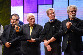 (از سمت چپ) اکبر عالمی (نفر دوم) و منوچهر شاهسواری(نفر چهارم) در اختتامیه ششمین جشنواره بین المللی فیلم سبز ایران