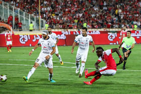 دیدار تیم‌های فوتبال پرسپولیس و پیکان 