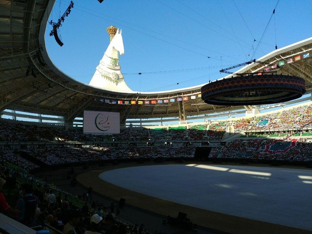 از حال رفتن یک دختر حین سخنرانی رییس جمهور ترکمنستان + عکس