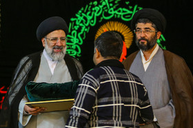 اهداء پرچم متبرک آستان قدس رضوی به هیات‌های مذهبی کشور