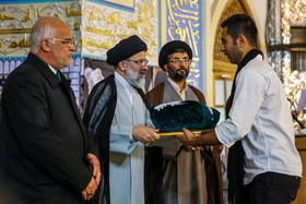 اهداء پرچم متبرک آستان قدس رضوی به هیات‌های مذهبی کشور