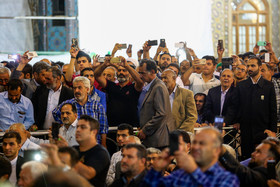 اهداء پرچم متبرک آستان قدس رضوی به هیات‌های مذهبی کشور