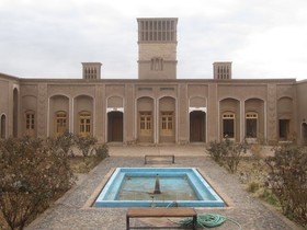 بکر بودن آثار تاریخی رشتخوار به جذب گردشگر کمک می‌کند