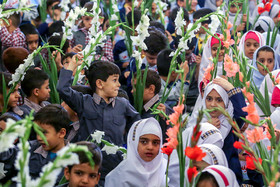 جشن شکوفه‌ها چهارشنبه ۲۹ شهریور در آغاز سال تحصیلی در حرم مطهر امام رضا(ع) برگزار شد.