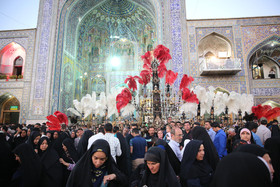 مراسم تعویض پرچم گنبد حرم رضوی در آغاز ماه محرم
