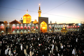مراسم تعویض پرچم گنبد حرم رضوی در آغاز ماه محرم