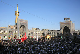 مراسم تعویض پرچم گنبد حرم رضوی در آغاز ماه محرم